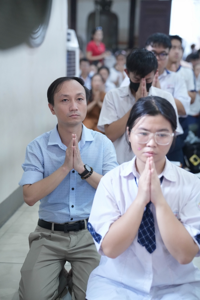 Lễ cầu nguyện mùa thi năm học 2026 | Chùa Hoằng Pháp.