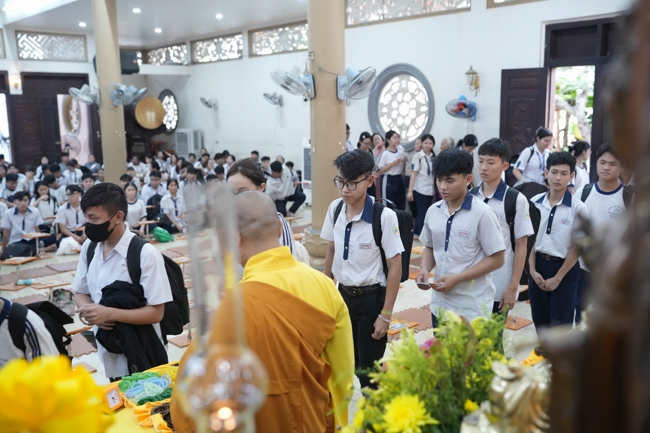 Lễ cầu nguyện mùa thi năm học 2026 | Chùa Hoằng Pháp.