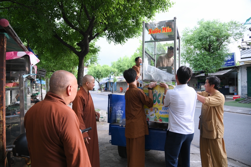 Chương trình từ thiện “Phương tiện nghĩa tình”.