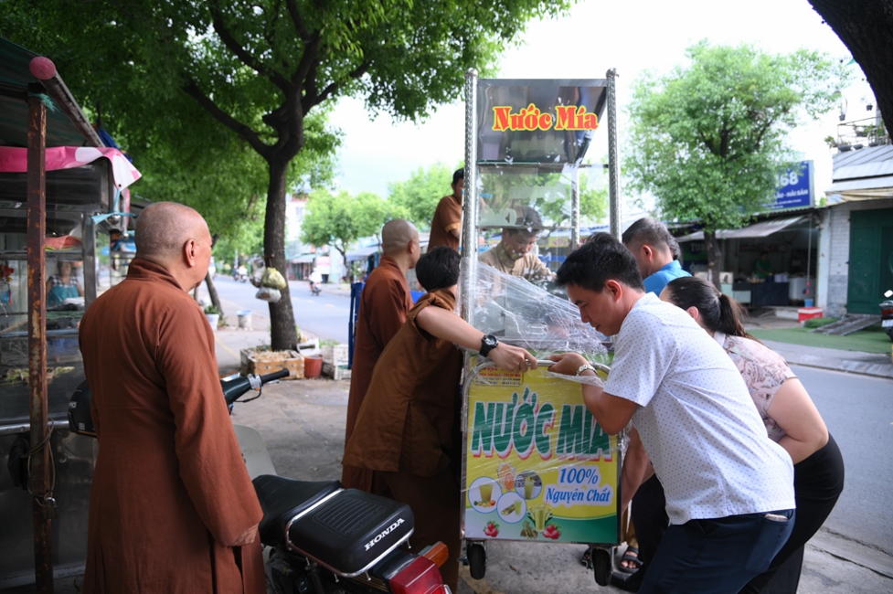Chương trình từ thiện “Phương tiện nghĩa tình”.