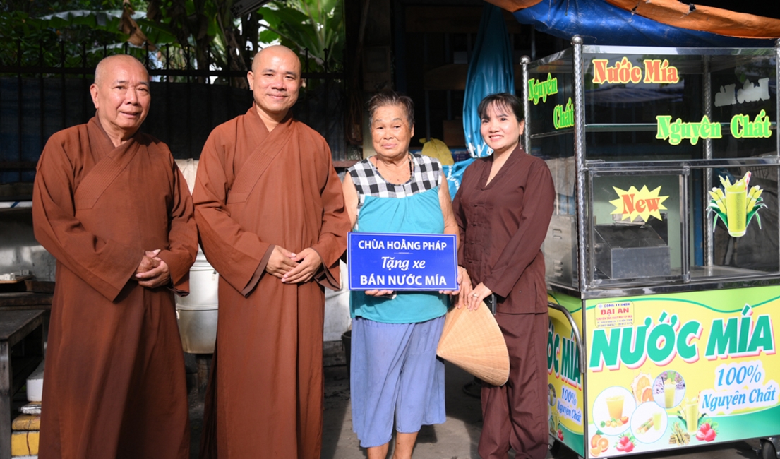 Chương trình từ thiện “Phương tiện nghĩa tình”.