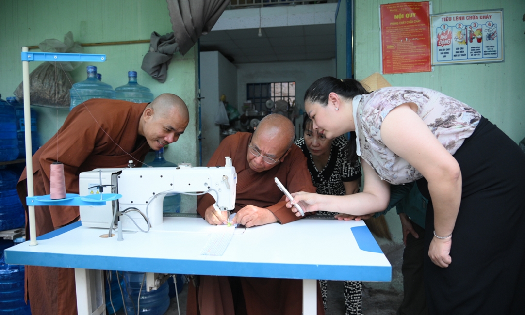 Chương trình từ thiện “Phương tiện nghĩa tình”.