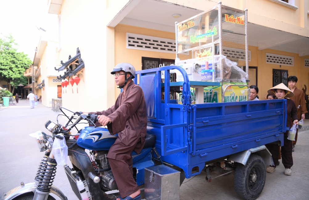 Chương trình từ thiện “Phương tiện nghĩa tình”.