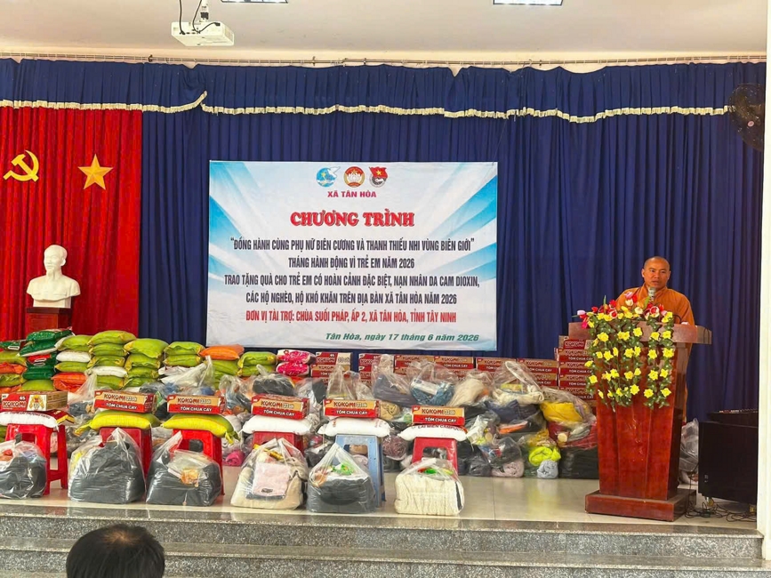 Chùa Suối Pháp (Tây Ninh) kết hợp cùng MTTQVN xã Tân Hòa thực hiện chương trình “Trao quà giúp đỡ người nghèo” tại địa phương.