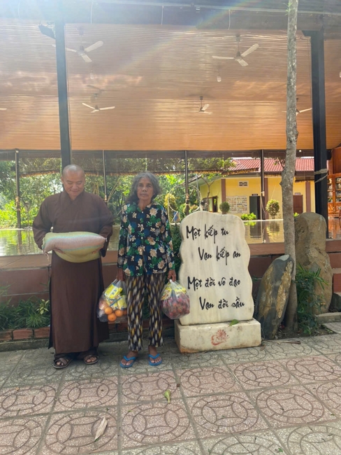Chùa Suối Pháp (Tây Ninh) kết hợp cùng MTTQVN xã Tân Hòa thực hiện chương trình “Trao quà giúp đỡ người nghèo” tại địa phương.
