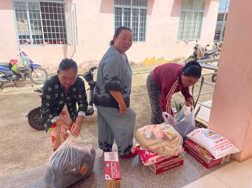 Chùa Suối Pháp (Tây Ninh) kết hợp cùng MTTQVN xã Tân Hòa thực hiện chương trình “Trao quà giúp đỡ người nghèo” tại địa phương.