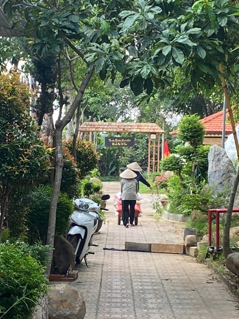 Chùa Suối Pháp (Tây Ninh) kết hợp cùng MTTQVN xã Tân Hòa thực hiện chương trình “Trao quà giúp đỡ người nghèo” tại địa phương.