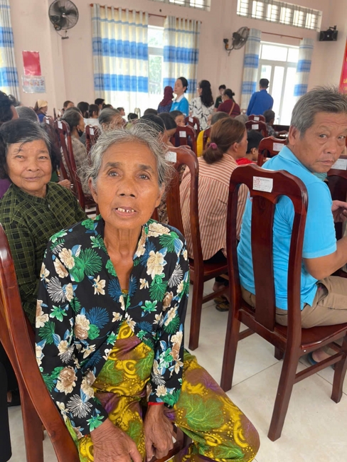Chùa Suối Pháp (Tây Ninh) kết hợp cùng MTTQVN xã Tân Hòa thực hiện chương trình “Trao quà giúp đỡ người nghèo” tại địa phương.