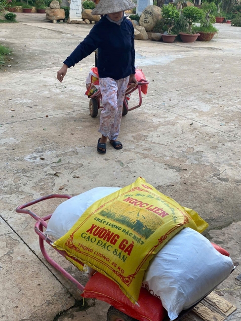 Chùa Suối Pháp (Tây Ninh) kết hợp cùng MTTQVN xã Tân Hòa thực hiện chương trình “Trao quà giúp đỡ người nghèo” tại địa phương.