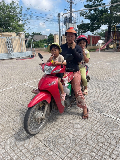 Chùa Suối Pháp (Tây Ninh) kết hợp cùng MTTQVN xã Tân Hòa thực hiện chương trình “Trao quà giúp đỡ người nghèo” tại địa phương.