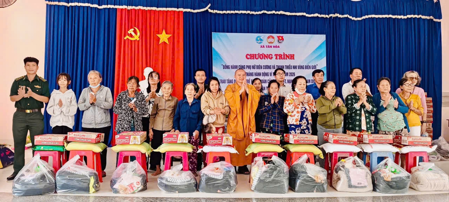 Chùa Suối Pháp (Tây Ninh) kết hợp cùng MTTQVN xã Tân Hòa thực hiện chương trình “Trao quà giúp đỡ người nghèo” tại địa phương.