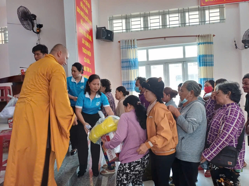 Chùa Suối Pháp (Tây Ninh) kết hợp cùng MTTQVN xã Tân Hòa thực hiện chương trình “Trao quà giúp đỡ người nghèo” tại địa phương.