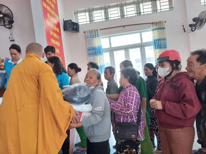 Chùa Suối Pháp (Tây Ninh) kết hợp cùng MTTQVN xã Tân Hòa thực hiện chương trình “Trao quà giúp đỡ người nghèo” tại địa phương.