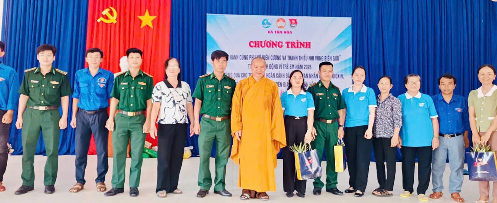 Chùa Suối Pháp (Tây Ninh) kết hợp cùng MTTQVN xã Tân Hòa thực hiện chương trình “Trao quà giúp đỡ người nghèo” tại địa phương.