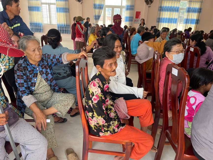 Chùa Suối Pháp (Tây Ninh) kết hợp cùng MTTQVN xã Tân Hòa thực hiện chương trình “Trao quà giúp đỡ người nghèo” tại địa phương.
