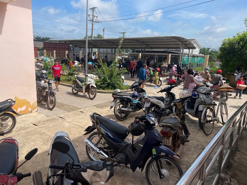 Chùa Suối Pháp (Tây Ninh) kết hợp cùng MTTQVN xã Tân Hòa thực hiện chương trình “Trao quà giúp đỡ người nghèo” tại địa phương.