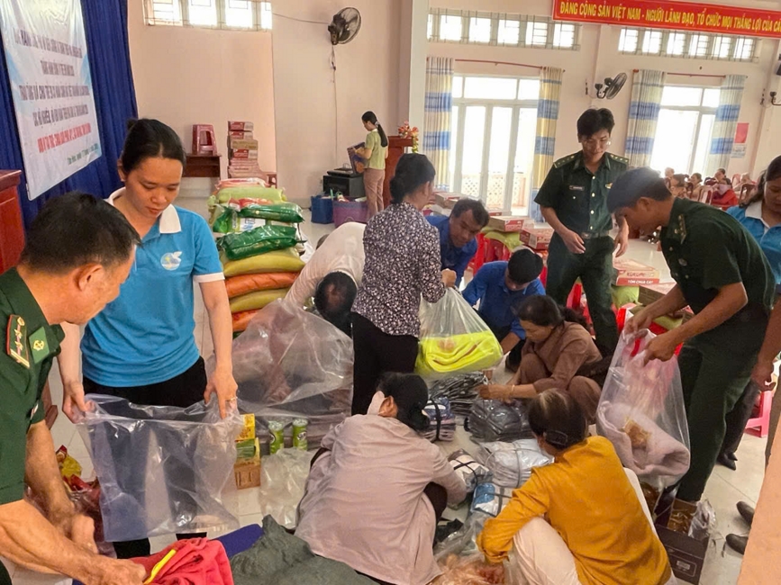 Chùa Suối Pháp (Tây Ninh) kết hợp cùng MTTQVN xã Tân Hòa thực hiện chương trình “Trao quà giúp đỡ người nghèo” tại địa phương.