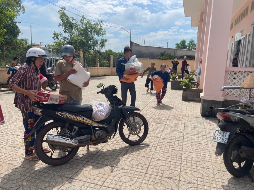 Chùa Suối Pháp (Tây Ninh) kết hợp cùng MTTQVN xã Tân Hòa thực hiện chương trình “Trao quà giúp đỡ người nghèo” tại địa phương.