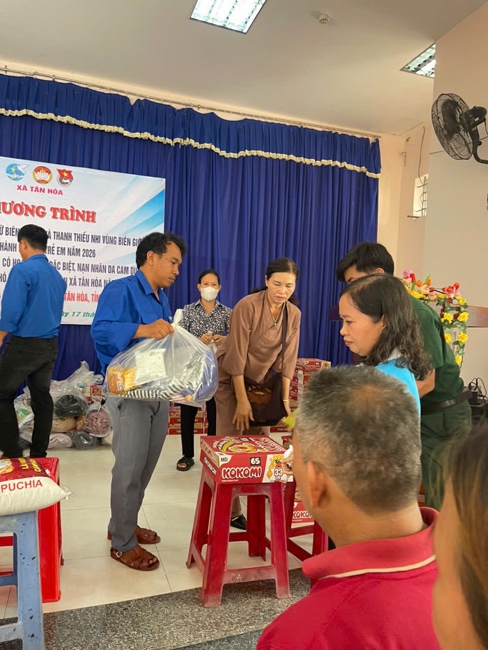 Chùa Suối Pháp (Tây Ninh) kết hợp cùng MTTQVN xã Tân Hòa thực hiện chương trình “Trao quà giúp đỡ người nghèo” tại địa phương.