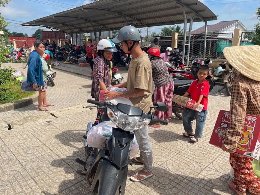 Chùa Suối Pháp (Tây Ninh) kết hợp cùng MTTQVN xã Tân Hòa thực hiện chương trình “Trao quà giúp đỡ người nghèo” tại địa phương.