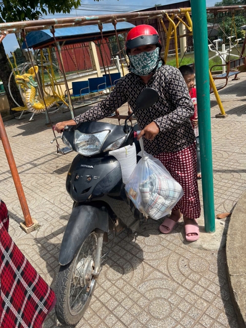 Chùa Suối Pháp (Tây Ninh) kết hợp cùng MTTQVN xã Tân Hòa thực hiện chương trình “Trao quà giúp đỡ người nghèo” tại địa phương.