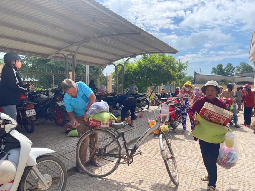 Chùa Suối Pháp (Tây Ninh) kết hợp cùng MTTQVN xã Tân Hòa thực hiện chương trình “Trao quà giúp đỡ người nghèo” tại địa phương.