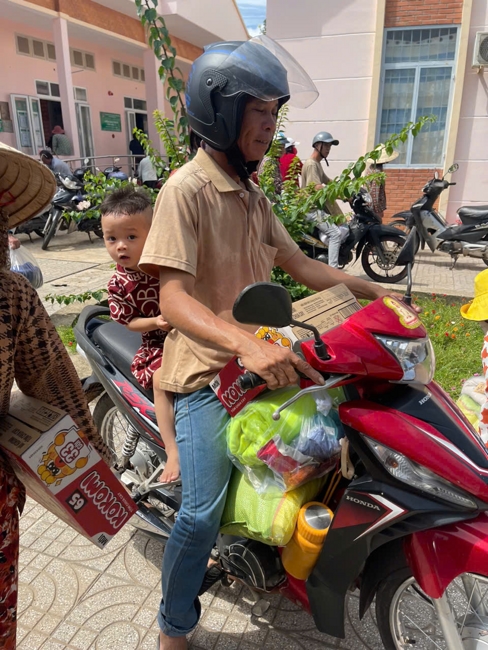 Chùa Suối Pháp (Tây Ninh) kết hợp cùng MTTQVN xã Tân Hòa thực hiện chương trình “Trao quà giúp đỡ người nghèo” tại địa phương.
