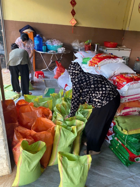 Chùa Suối Pháp (Tây Ninh) kết hợp cùng MTTQVN xã Tân Hòa thực hiện chương trình “Trao quà giúp đỡ người nghèo” tại địa phương.