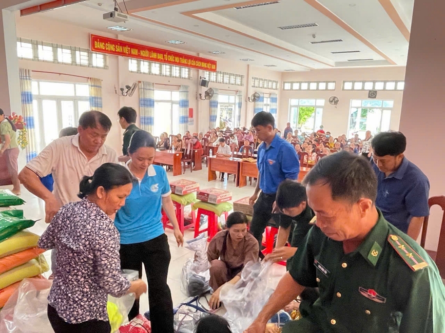 Chùa Suối Pháp (Tây Ninh) kết hợp cùng MTTQVN xã Tân Hòa thực hiện chương trình “Trao quà giúp đỡ người nghèo” tại địa phương.