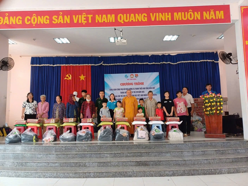 Chùa Suối Pháp (Tây Ninh) kết hợp cùng MTTQVN xã Tân Hòa thực hiện chương trình “Trao quà giúp đỡ người nghèo” tại địa phương.