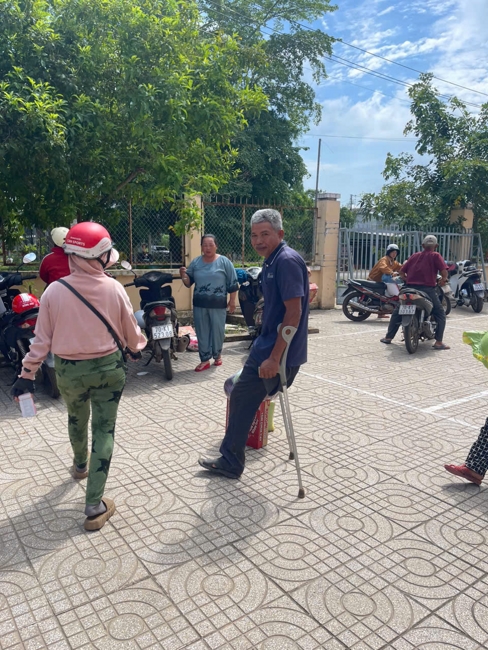 Chùa Suối Pháp (Tây Ninh) kết hợp cùng MTTQVN xã Tân Hòa thực hiện chương trình “Trao quà giúp đỡ người nghèo” tại địa phương.