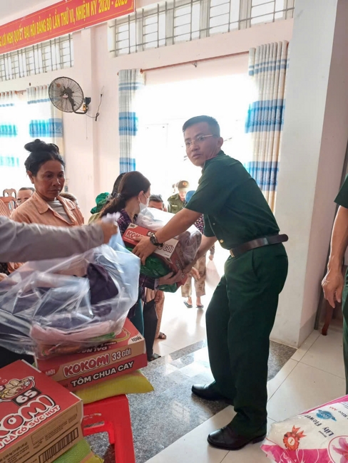 Chùa Suối Pháp (Tây Ninh) kết hợp cùng MTTQVN xã Tân Hòa thực hiện chương trình “Trao quà giúp đỡ người nghèo” tại địa phương.