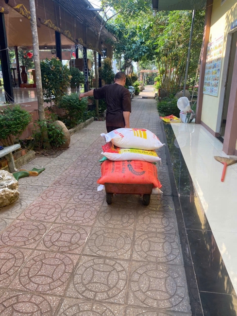Chùa Suối Pháp (Tây Ninh) kết hợp cùng MTTQVN xã Tân Hòa thực hiện chương trình “Trao quà giúp đỡ người nghèo” tại địa phương.