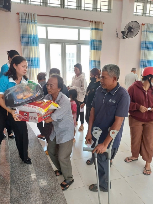 Chùa Suối Pháp (Tây Ninh) kết hợp cùng MTTQVN xã Tân Hòa thực hiện chương trình “Trao quà giúp đỡ người nghèo” tại địa phương.