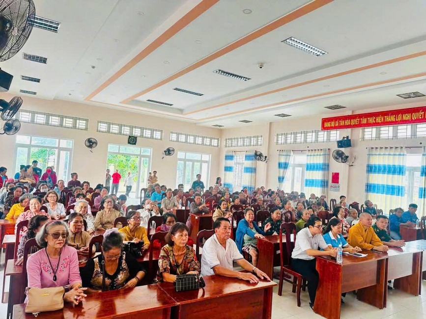 Chùa Suối Pháp (Tây Ninh) kết hợp cùng MTTQVN xã Tân Hòa thực hiện chương trình “Trao quà giúp đỡ người nghèo” tại địa phương.
