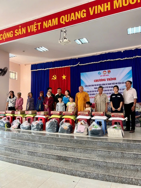 Chùa Suối Pháp (Tây Ninh) kết hợp cùng MTTQVN xã Tân Hòa thực hiện chương trình “Trao quà giúp đỡ người nghèo” tại địa phương.