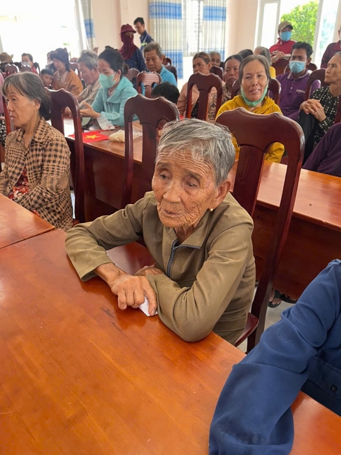 Chùa Suối Pháp (Tây Ninh) kết hợp cùng MTTQVN xã Tân Hòa thực hiện chương trình “Trao quà giúp đỡ người nghèo” tại địa phương.
