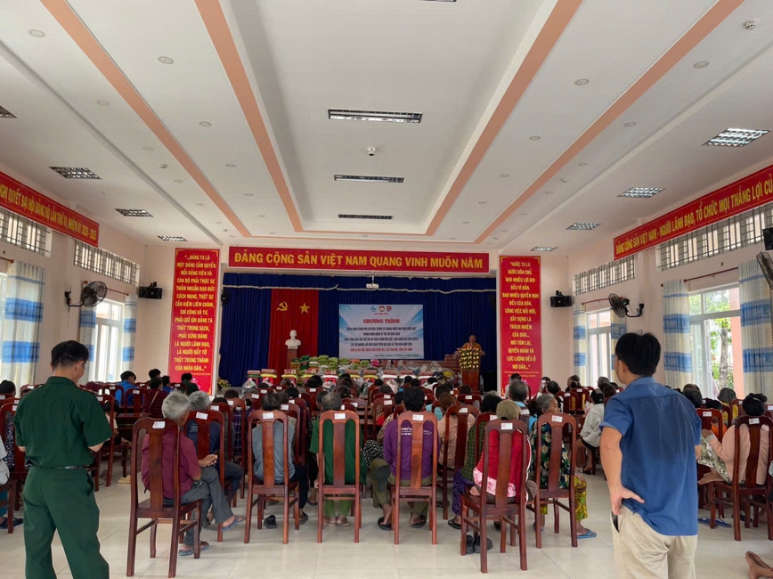 Chùa Suối Pháp (Tây Ninh) kết hợp cùng MTTQVN xã Tân Hòa thực hiện chương trình “Trao quà giúp đỡ người nghèo” tại địa phương.