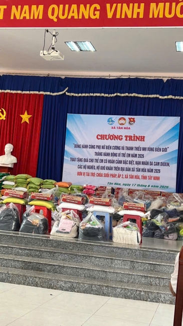 Chùa Suối Pháp (Tây Ninh) kết hợp cùng MTTQVN xã Tân Hòa thực hiện chương trình “Trao quà giúp đỡ người nghèo” tại địa phương.