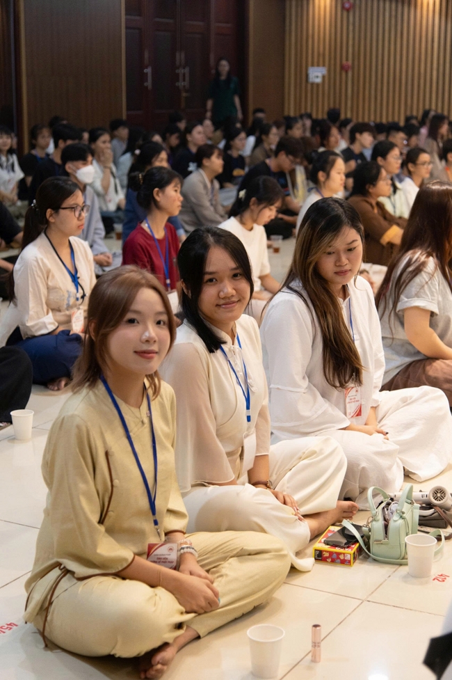Chương trình “Lá Thư Gửi Thầy” trước thềm Khoá tu sinh viên hướng về Phật pháp.