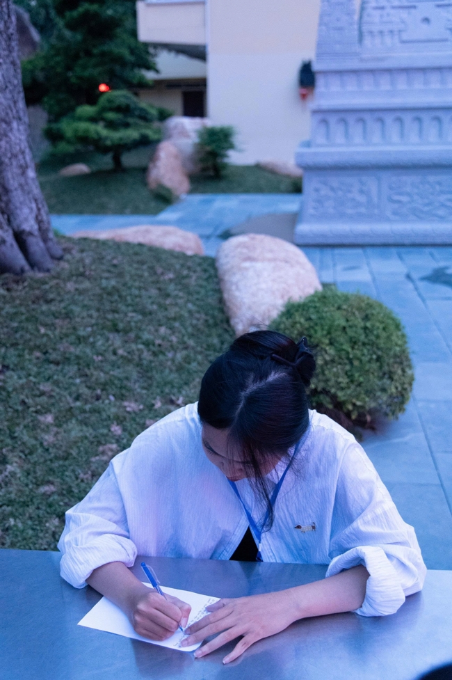 Chương trình “Lá Thư Gửi Thầy” trước thềm Khoá tu sinh viên hướng về Phật pháp.