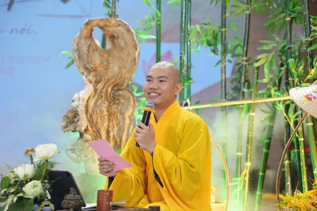 Chương trình “Lá Thư Gửi Thầy” trước thềm Khoá tu sinh viên hướng về Phật pháp.