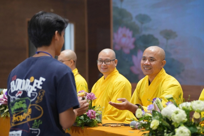 Chương trình “Lá Thư Gửi Thầy” trước thềm Khoá tu sinh viên hướng về Phật pháp.