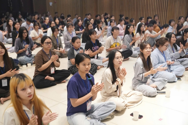 Chương trình “Lá Thư Gửi Thầy” trước thềm Khoá tu sinh viên hướng về Phật pháp.