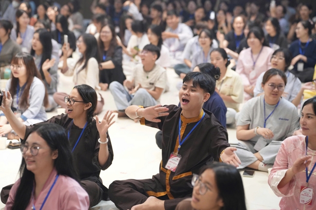 Chương trình “Lá Thư Gửi Thầy” trước thềm Khoá tu sinh viên hướng về Phật pháp.