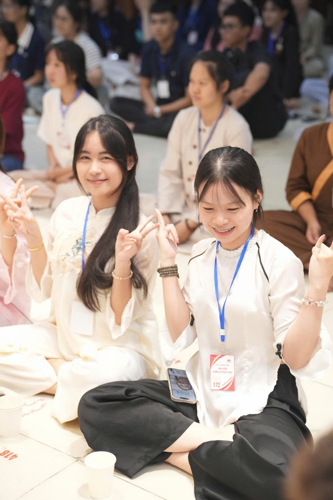 Chương trình “Lá Thư Gửi Thầy” trước thềm Khoá tu sinh viên hướng về Phật pháp.