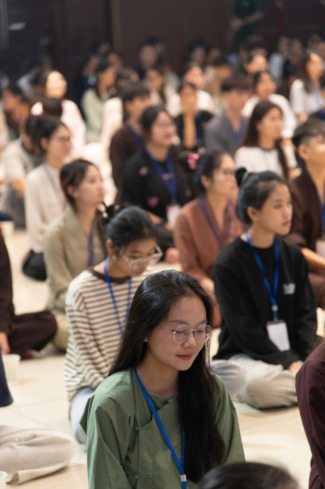 Chương trình “Lá Thư Gửi Thầy” trước thềm Khoá tu sinh viên hướng về Phật pháp.