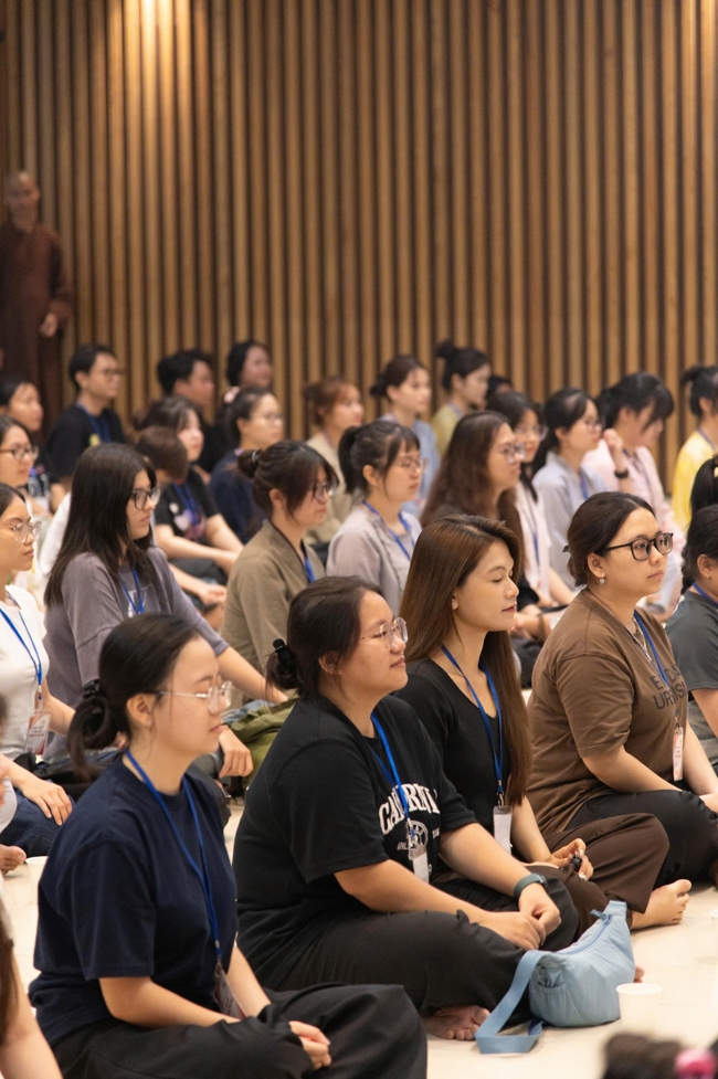 Chương trình “Lá Thư Gửi Thầy” trước thềm Khoá tu sinh viên hướng về Phật pháp.