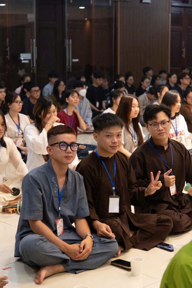 Chương trình “Lá Thư Gửi Thầy” trước thềm Khoá tu sinh viên hướng về Phật pháp.