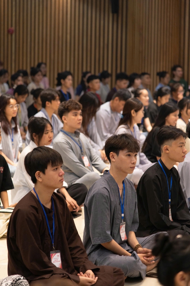 Chương trình “Lá Thư Gửi Thầy” trước thềm Khoá tu sinh viên hướng về Phật pháp.